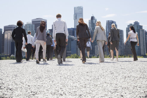 Business people walking toward city - CAIF01207