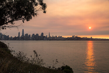 USA, Kalifornien, Blick von Treasure Island über San Francisco bei Sonnenuntergang - SUF00520