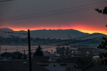 USA, Kalifornien, Blick auf die Bucht von Oakland bei Sonnenuntergang - SUF00521