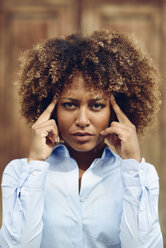 Porträt einer ernsten Frau mit Afrofrisur, die im Freien nachdenkt - JSMF00029