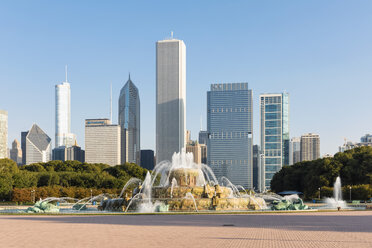 USA, Illinois, Chicago, Skyline, Millenium Park with Buckingham Fountain - FOF09954