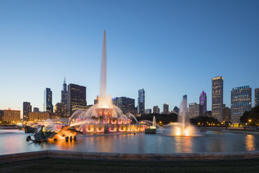 USA, Illinois, Chicago, Skyline, Millenium Park mit Buckingham-Brunnen zur blauen Stunde - FOF09955