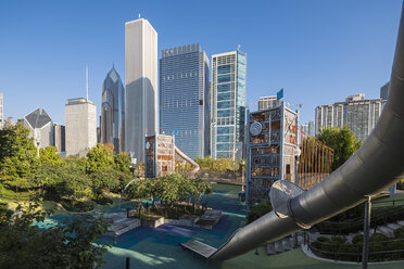 USA, Illinois, Chicago, Maggie Daley Park und Skyline - FO09963