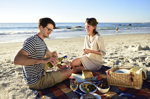 Glückliches Paar beim Picknick am Strand - ECPF00207