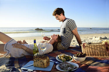 Glückliches Paar beim Picknick am Strand - ECPF00209