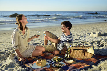 Glückliches Paar beim Picknick am Strand - ECPF00211