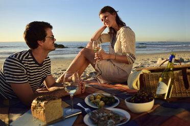 Glückliches Paar beim Picknick am Strand - ECPF00214