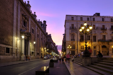 Italien, Sizilien, Palermo, Piazza Pretoria und Via Mequeda in der Abenddämmerung - LBF01825