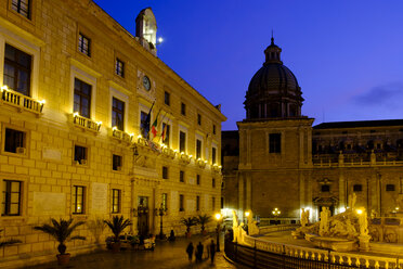 Italy, Sicily, Palermo, Fontana Pretoria, Palazzo Pretorio and San Giuseppe dei Teatini in the evening - LBF01826