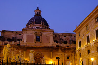 Italien, Sizilien, Palermo, Fontana Pretoria und Chiesa Santa Caterina am Abend - LBF01828