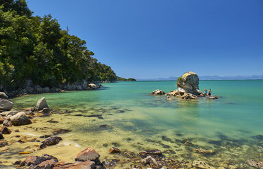 Neuseeland, Südinsel, Abel Tasman National Park, Touristen auf Felsen im Meer - MRF01748