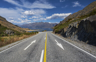 Neuseeland, Südinsel, Crown Range, Straße am Lake Wakatipu - MRF01750