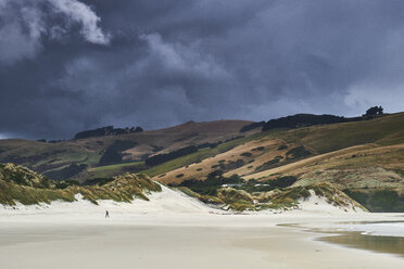 Neuseeland, Südinsel, Dunedin, Otago Peninsula, dunkle Wolken über Tomahawk Beach - MRF01760