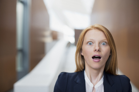 Porträt einer schockierten Geschäftsfrau, lizenzfreies Stockfoto