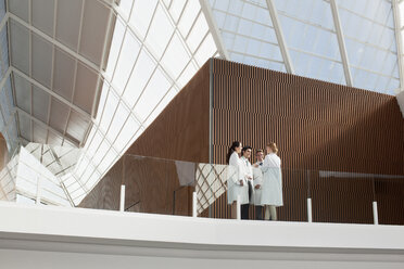 Gespräche zwischen Ärzten auf einem modernen Balkon - CAIF01293