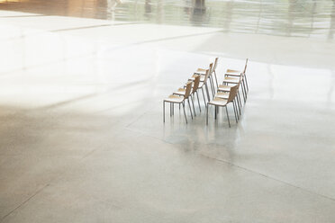 Stühle in einer Reihe in einer leeren Lobby - CAIF01302