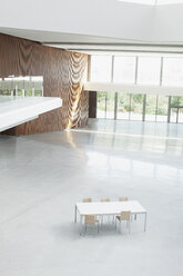 Tisch und Stühle in einer leeren Bürohalle - CAIF01313