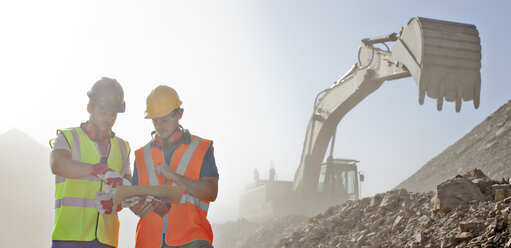 Arbeiter lesen Blaupausen im Steinbruch - CAIF01324