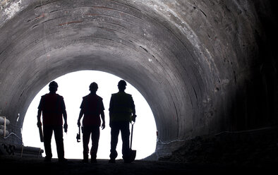 Silhouette von Arbeitern im Tunnel - CAIF01325