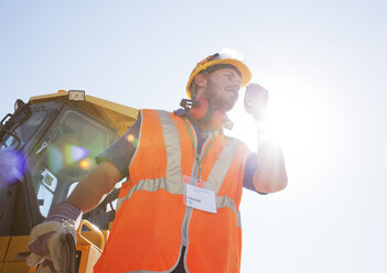 Arbeiter benutzt Walkie-Talkie auf der Baustelle - CAIF01347