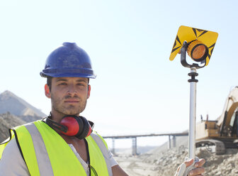 Arbeiter im Steinbruch stehend - CAIF01349