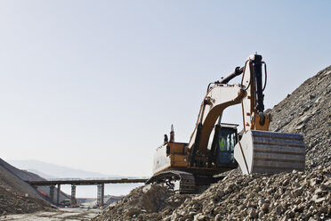 Bagger in einem Steinbruch - CAIF01356