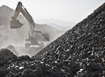 Bagger in einem Steinbruch - CAIF01362