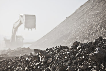 Bagger in einem Steinbruch - CAIF01365