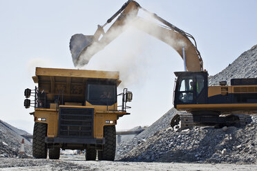 Bagger und Lkw in einem Steinbruch - CAIF01375