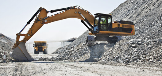 Bagger in einem Steinbruch - CAIF01379