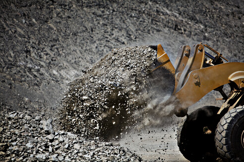 Bagger in einem Steinbruch - CAIF01380