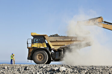 Arbeiter beaufsichtigen Bagger und Lkw im Steinbruch - CAIF01403