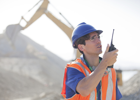 Arbeiter mit Walkie-Talkie im Steinbruch, lizenzfreies Stockfoto