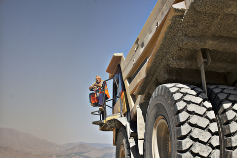 Arbeiter, der auf einer Maschine steht, lizenzfreies Stockfoto