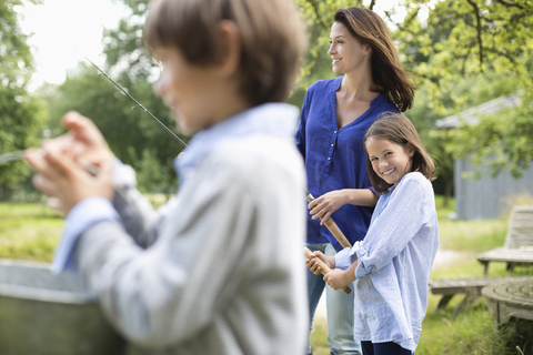 Gemeinsames Fischen mit der Familie, lizenzfreies Stockfoto