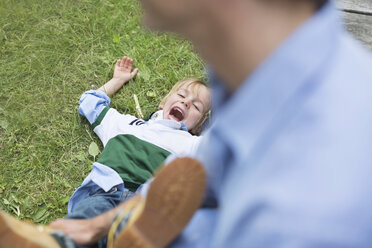 Vater und Sohn spielen im Freien - CAIF01454