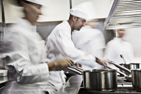 Köche kochen in der Restaurantküche, lizenzfreies Stockfoto