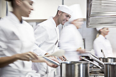 Köche kochen in der Restaurantküche - CAIF01514