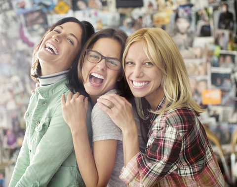 Lächelnde Frauen posieren zusammen, lizenzfreies Stockfoto