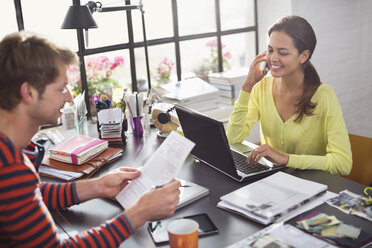 Ehepaar arbeitet gemeinsam am Schreibtisch - CAIF01553