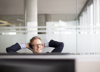 Geschäftsmann spricht mit Headset im Büro - CAIF01574