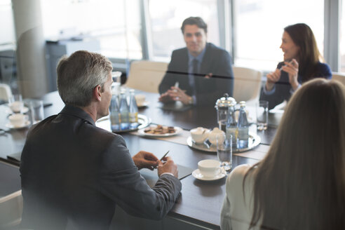 Geschäftsleute im Gespräch bei einem Treffen - CAIF01626