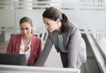 Geschäftsfrauen arbeiten gemeinsam am Schreibtisch - CAIF01646