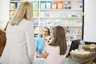 Hundehalter bringt Hund in die Tierarztpraxis - CAIF01736