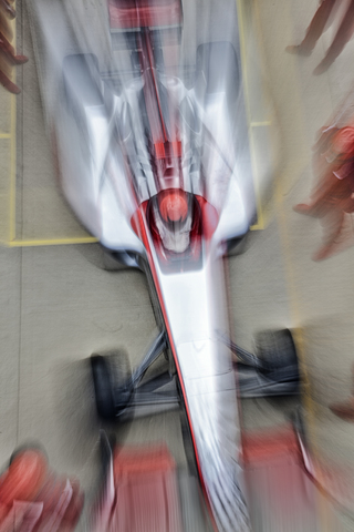 Unscharfe Ansicht eines Rennwagens auf der Strecke, lizenzfreies Stockfoto