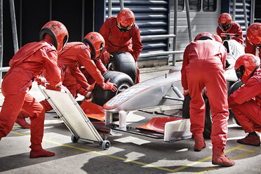 Rennteam beim Boxenstopp - CAIF01789