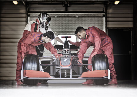 Rennteam bei der Arbeit in der Garage - CAIF01814