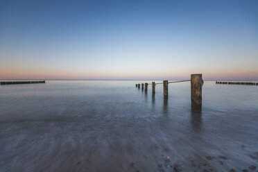 Germany, Mecklenburg-Western Pomerania, Baltic Sea, breakwater, beach in the evening - ASCF00815
