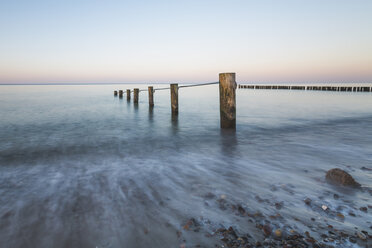 Deutschland, Mecklenburg-Vorpommern, Ostsee, Wellenbrecher, Strand am Abend - ASCF00816