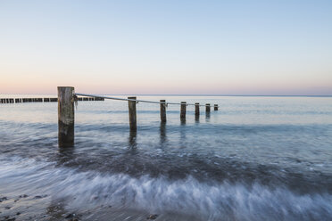 Deutschland, Mecklenburg-Vorpommern, Ostsee, Wellenbrecher, Strand am Abend - ASCF00817